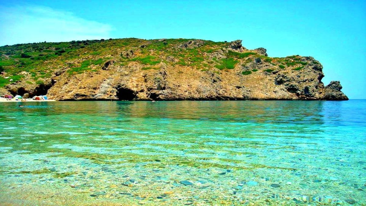 Κρυστάλλινα νερά, άγρια βράχια και ένας ορίζοντας που δεν τελειώνει ποτέ στο Αλμυρίχι