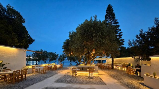 Cavos Restaurant: Εκεί όπου η αυθεντική ελληνική γαστρονομία συναντά τη μαγεία της Μήλου!