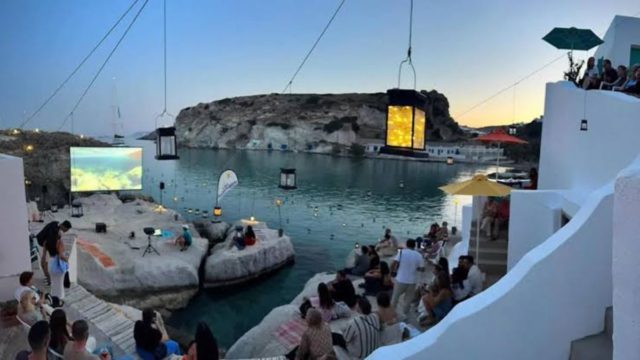 Cine Καλησπερίτης: Το πιο παραμυθένιο θερινό σινεμά του Αιγαίου βρίσκεται στα βράχια της Κιμώλου!