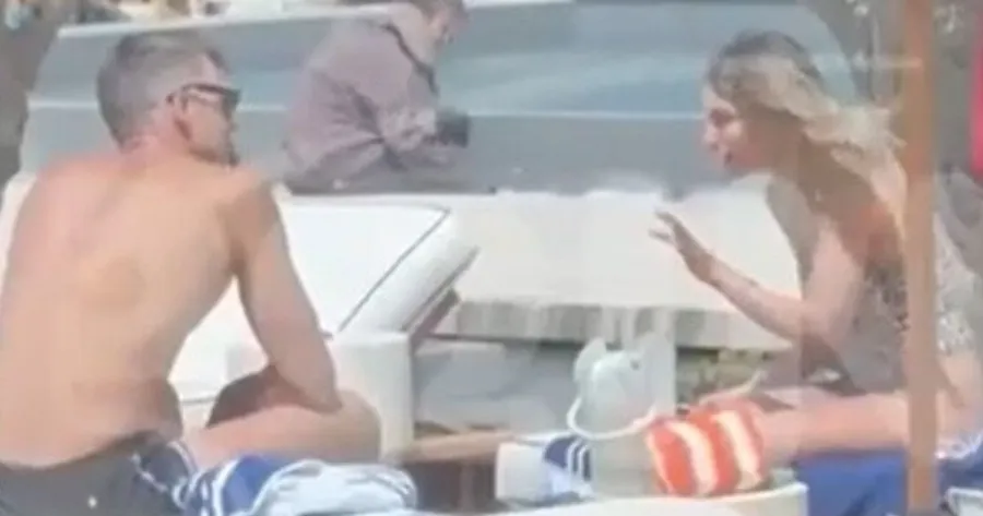 Δεν είδαν τις κάμερες και έγιναν «βούκινο»: «Πλακώθηκαν» στις ξαπλώστρες, μπροστά σε όλο τον κόσμο, Αθηνά Οικονομάκου και Μπρούνο Τσερέλα