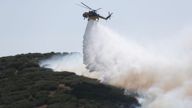 Θρίλερ με τη φωτιά στο Δερβένι: Ενισχύονται συνεχώς οι δυνάμεις της Πυροσβεστικής – Εκτός ελέγχου οι καπνοί, προειδοποίηση του 112