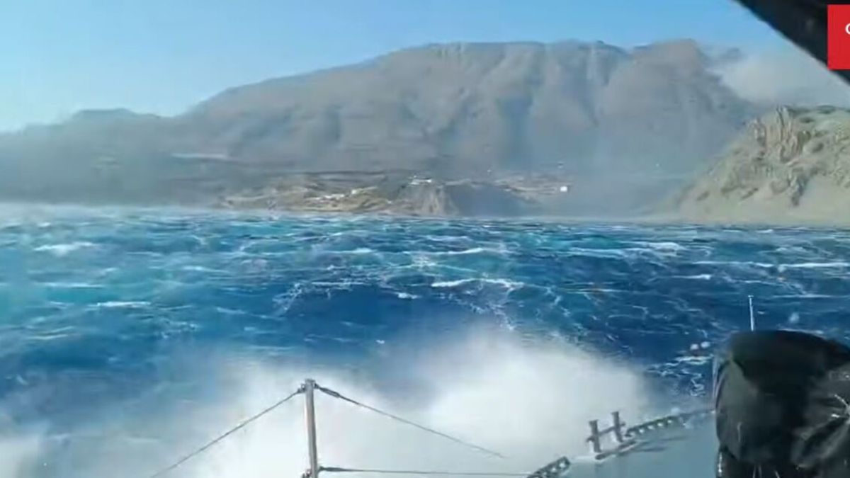 «Οι άνεμοι ήταν σαν τυφώνας»: Συγκλονίζει ο ψαράς που βοήθησε στον απεγκλωβισμό πολιτών από τη φωτιά στο Ρέθυμνο