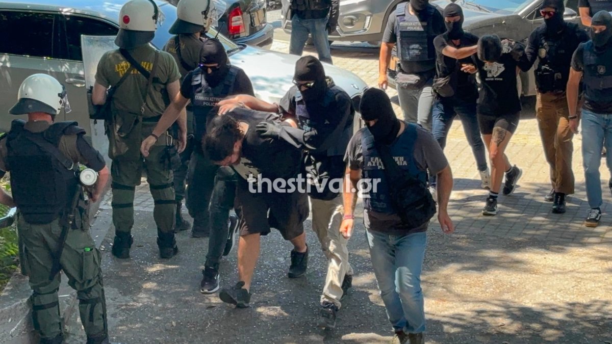 Δολοφονία Βάγιας Νέστορα: Στον εισαγγελέα οι τρεις συλληφθέντες – Ισχυρή αστυνομική παρουσία