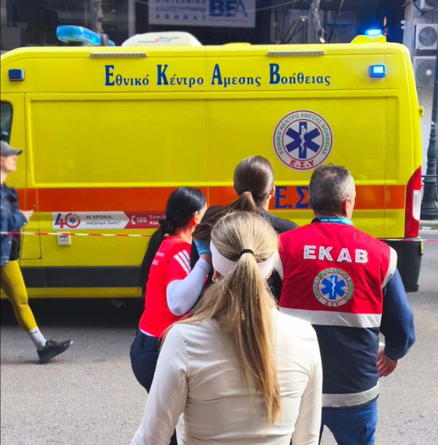 Ισχυρές αστυνομικές δυνάμεις έχουν αποκλείσει την περιοχή κοντά στον Σταθμό Λαρίσης για τη διερεύνηση της υπόθεσης.