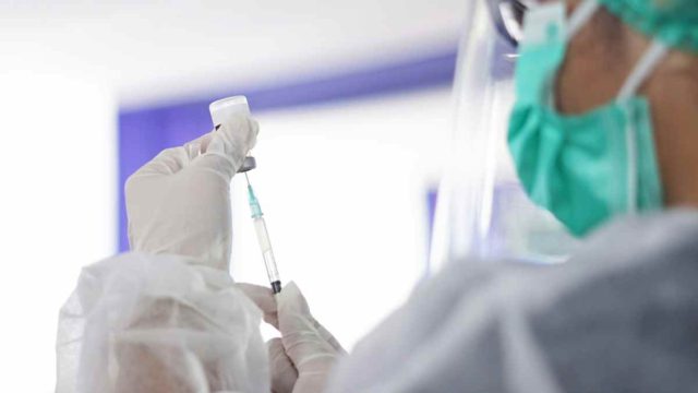 Από τον υπολογιστή στο εργαστήριο: Το πρώτο εμβόλιο που δημιούργησε AI δοκιμάζεται σε ανθρώπους