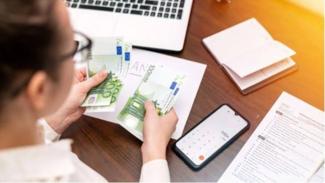 Έκτακτη οικονομική ενίσχυση 150€: Έρχεται νέος κύκλος πληρωμών στα τέλη Αυγούστου – Ποιοι είναι οι δικαιούχοι και οι κρίσιμες προθεσμίες