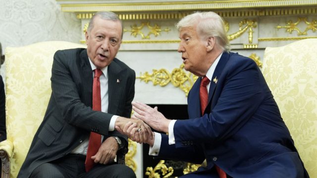 Διπλωματική σκακιέρα υψηλού ρίσκου: Το κρίσιμο τετ α τετ Τραμπ – Ερντογάν στην Άγκυρα