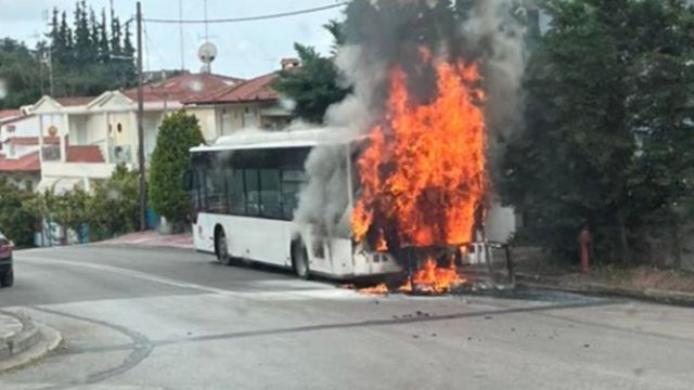 Καβάλα: Στις φλόγες αστικό λεωφορείο μέσα στο πάρκινγκ του Γενικού Νοσοκομείου