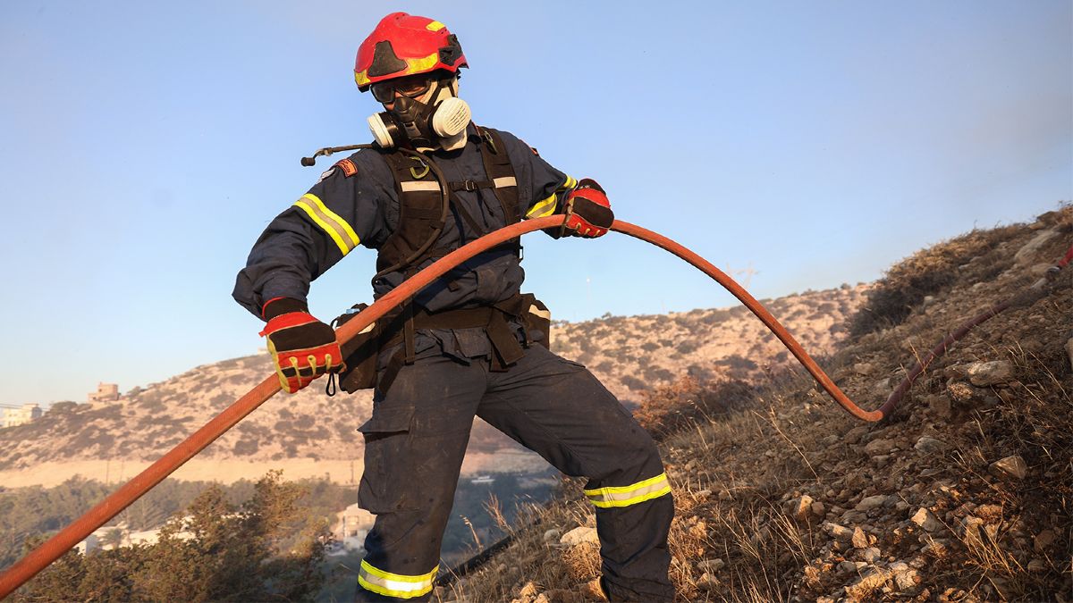 Συναγερμός στην Πάρο: Πυρκαγιά κοντά σε κατοικίες – Μήνυμα εκκένωσης από το 112