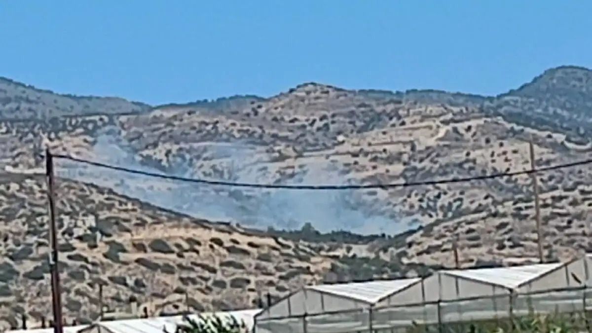 Μεγάλη φωτιά στην Ιεράπετρα: Μάχη με τις φλόγες και τους ισχυρούς ανέμους – Ήχησε το 112 για εκκένωση
