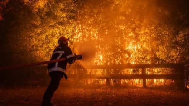 Σε κόκκινο συναγερμό η Γαλλία: Ο Μακρόν συγκαλεί σύσκεψη για φωτιές και καύσωνα
