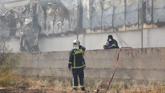 Ασπρόπυργος: Δραματικές ώρες στη φωτιά, έντεκα τραυματίες – Πυροσβέστες επιχειρούν δίπλα σε προπάνιο, φόβοι για μεγάλη έκρηξη