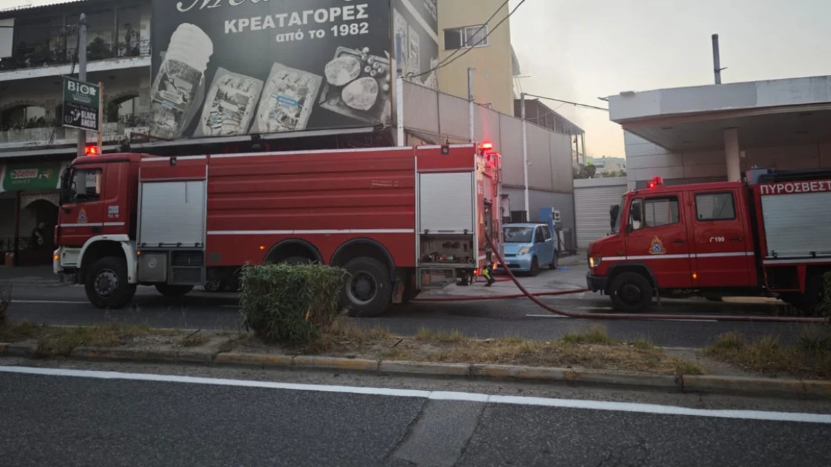 Φωτιά σε επιχείρηση στο Μενίδι – Διακοπή κυκλοφορίας στη λεωφόρο Δημοκρατίας