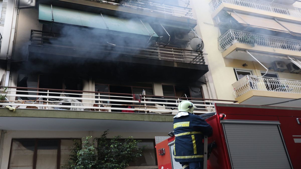 Φωτιά ξέσπασε σε διαμέρισμα στον Πειραιά
