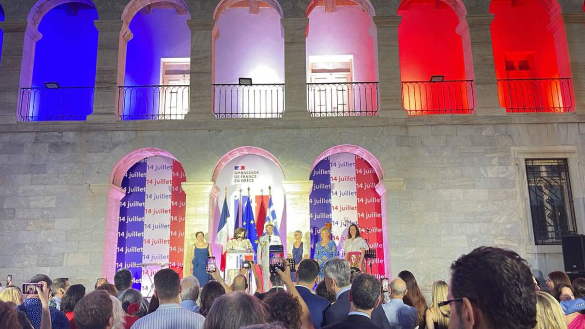 Ημέρα της Βαστίλης: Εικόνες από τη λαμπερή δεξίωση της Γαλλικής Πρεσβείας στο Βυζαντινό Μουσείο – Μεταξύ των καλεσμένων η Γκίλφοϊλ