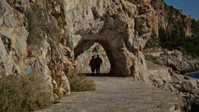 Ναύπλιο: Το ειδυλλιακό μονοπάτι της Αρβανιτιάς που προσφέρει την απόλυτη θαλασσινή ηρεμία