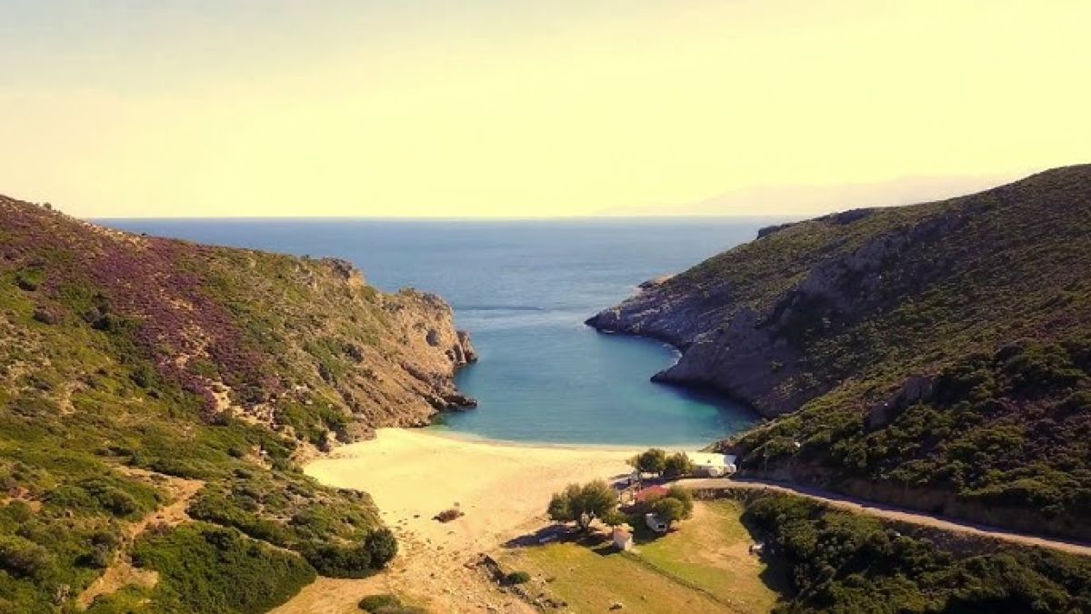 Η νότια Εύβοια κρύβει ακόμη παραλίες που μοιάζουν να ανήκουν σε μια άλλη εποχή.