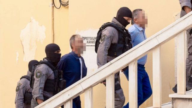 Μαφία της Κρήτης: Πώς είχε στήσει ένα παράνομο «ηλεκτρονικό κατάστημα» όπλων – Τιμοκατάλογοι στα SMS, βίντεο με καλάσνικοφ και διαπραγματεύσεις μέσω εφαρμογών