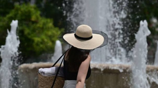 Καιρός σήμερα (07/08): Υψηλές θερμοκρασίες έως 38 βαθμούς και τοπικές μπόρες στα ορεινά – Η αναλυτική πρόγνωση της ΕΜΥ και μετεωρολόγων για το τριήμερο