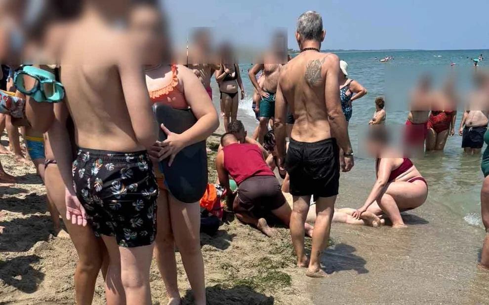 Με ΚΑΡΠΑ και χρήση AMBU οι ναυαγοσώστες κατάφεραν να επαναφέρουν την 46χρονη που ανασύρθηκε αναίσθητη από τη θάλασσα.