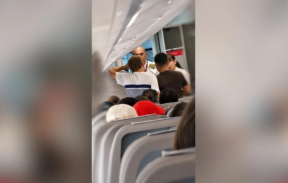 Η επέμβαση της Ελληνικής Αστυνομίας στο αεροπλάνο που εκτελούσε το δρομολόγιο για Νάπολη