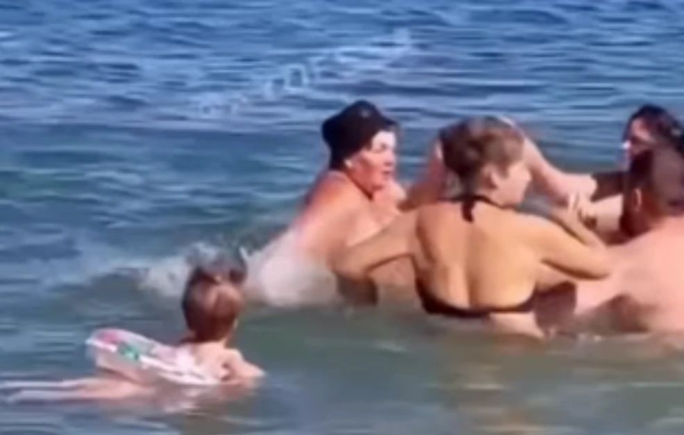 Σοκ προκαλεί το βίντεο με τους λουόμενους που τσακώνονται άγρια, αφήνοντας ένα μωρό αβοήθητο σε πολυσύχναστη παραλία.