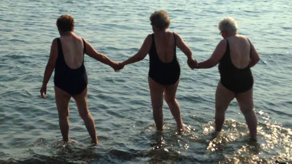 Χέρι με χέρι στη θάλασσα: Το μάθημα ζωής μιας παρέας γυναικών