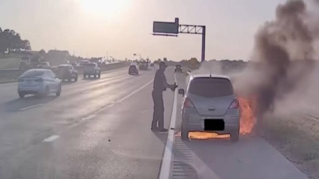 Ηρωική επέμβαση αστυνομικού στο Τέξας: Έβγαλε οδηγό από φλεγόμενο Ι.Χ. λίγα δευτερόλεπτα πριν την καταστροφική έκρηξη