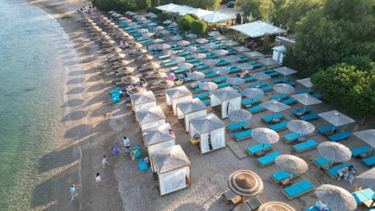 Από την πετσέτα στην ξαπλώστρα: Πώς περιορίζεται ο ελεύθερος χώρος στις ελληνικές ακτές