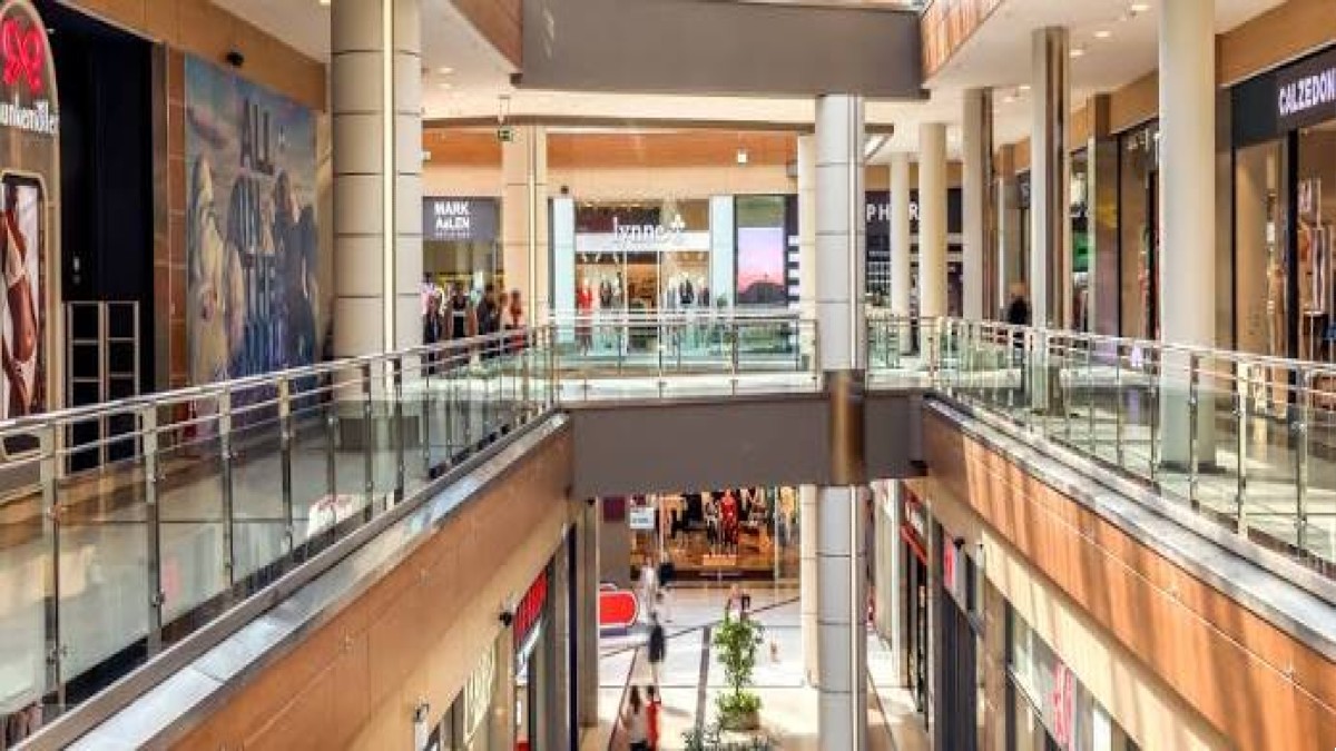 Απίστευτες καταστάσεις στο mall με νέους ανθρώπους να βρίζονται με απαράδεκτες εκφράσεις