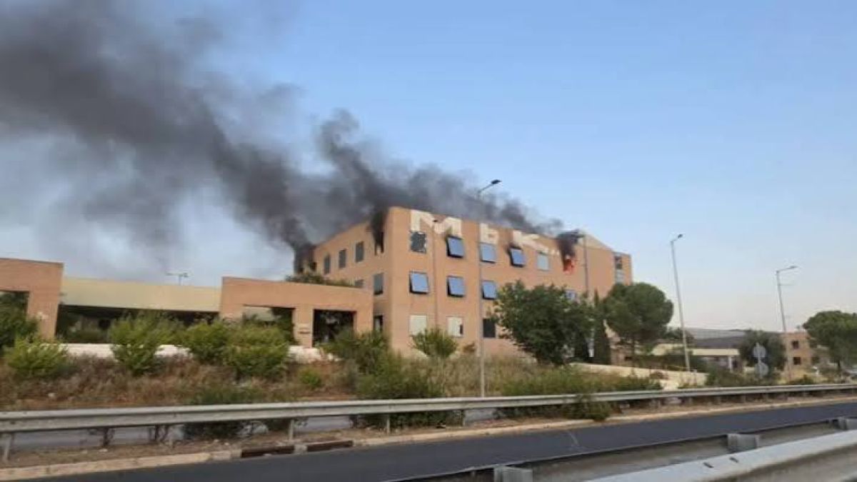 Υπό μερικό έλεγχο η φωτιά στο Ολυμπιακό Χωριό – Ισχυρή κινητοποίηση της Πυροσβεστικής