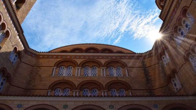 Το ήξερες πως υπάρχει ένας Άγιος στην Ελλάδα που κάνει θαύματα κάθε μέρα;