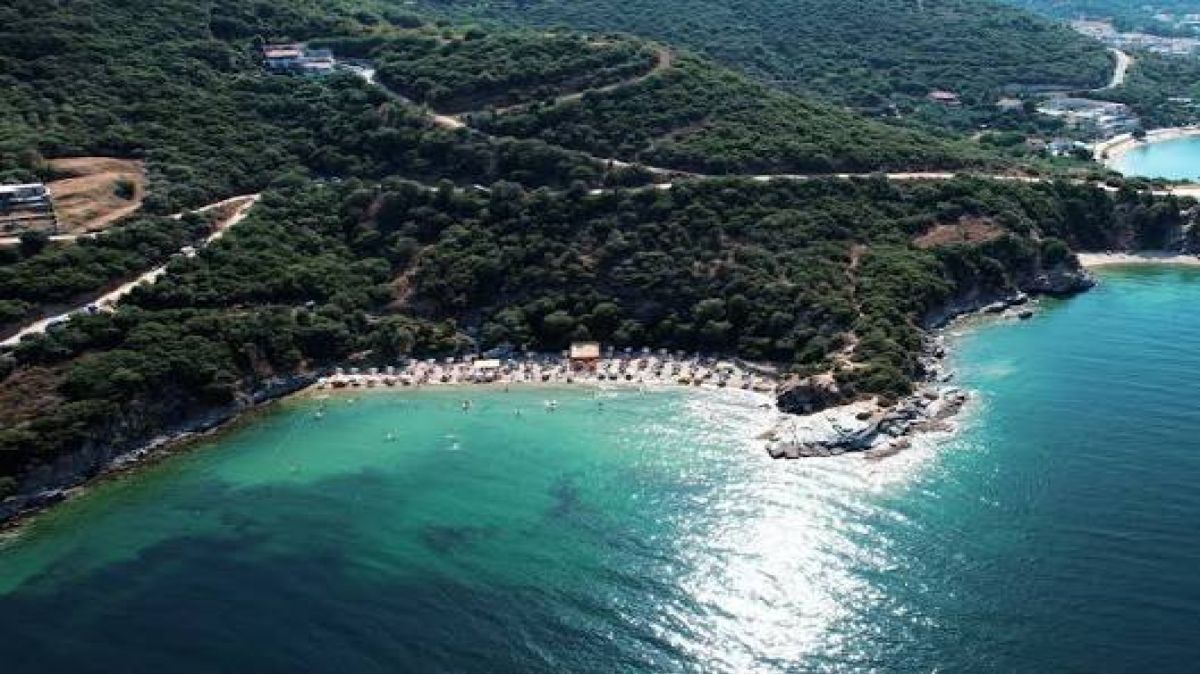 Μια παραλία που μοιάζει ανέγγιχτη από τον χρόνο
