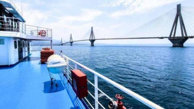 Πάτρα: Στο νοσοκομείο 22χρονη τουρίστρια μετά από πτώση σε πλοίο προς Αντίρριο