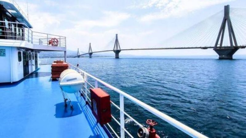 Πάτρα: Στο νοσοκομείο 22χρονη τουρίστρια μετά από πτώση σε πλοίο προς Αντίρριο