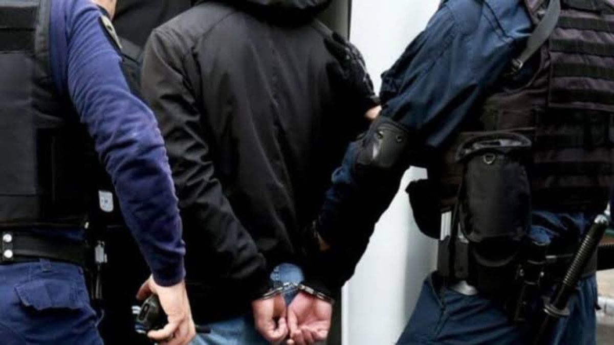Συνελήφθησαν τρεις ανήλικοι για απόπειρα ληστείας στο κέντρο της Αθήνας – Απείλησαν δύο πεζούς με αιχμηρά αντικείμενα