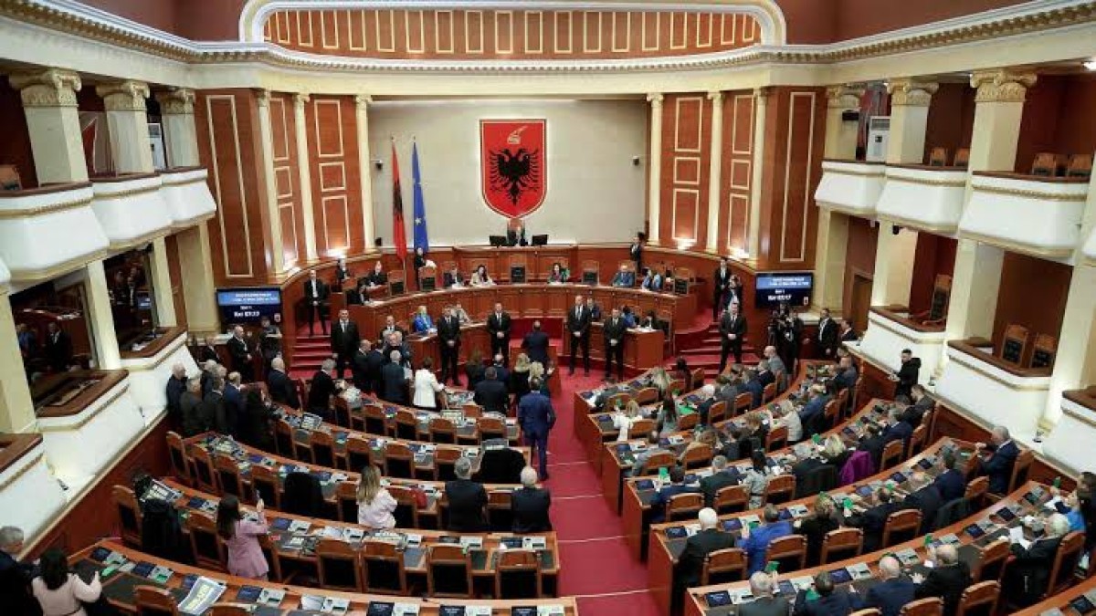 Αλβανία: Η στιγμή που βουλευτής τρέχει με απόρρητο έγγραφο μέσα στο Κοινοβούλιο