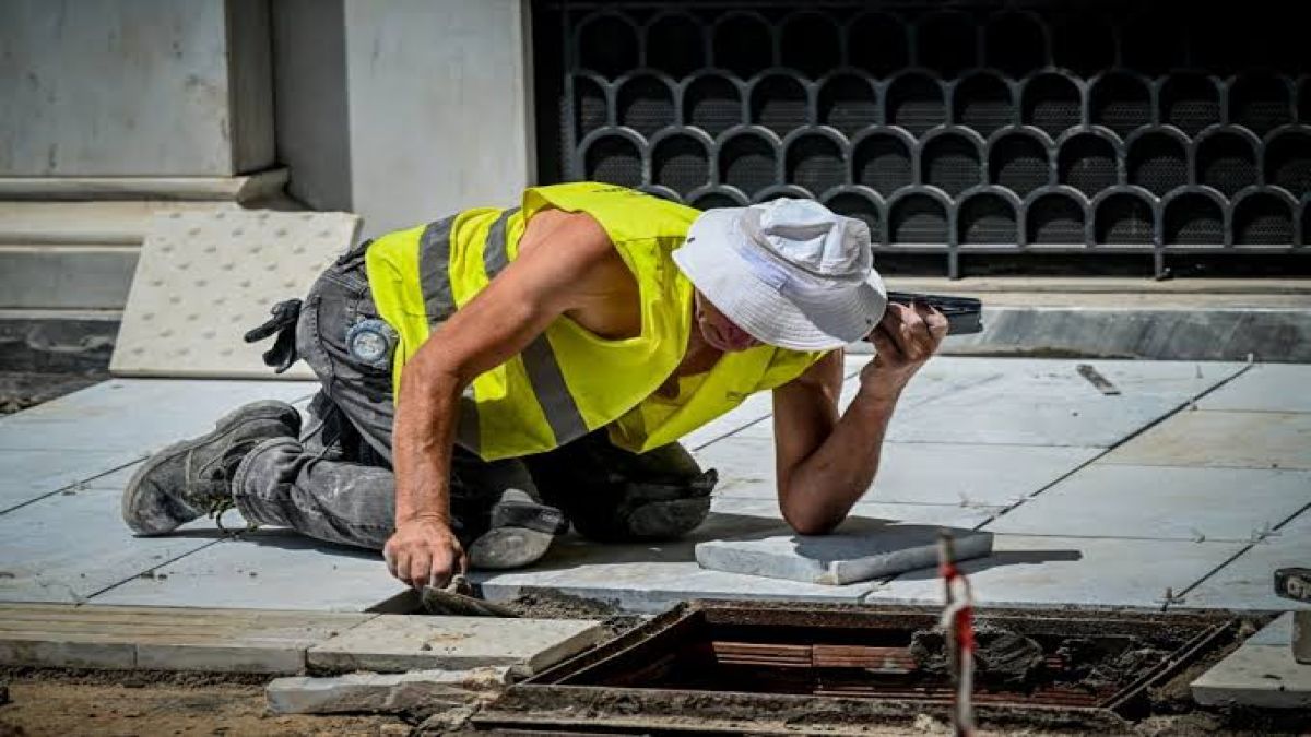 Καύσωνας και εργασία: Ακόμη και παύση εργασιών προβλέπει η εγκύκλιος του Υπουργείου