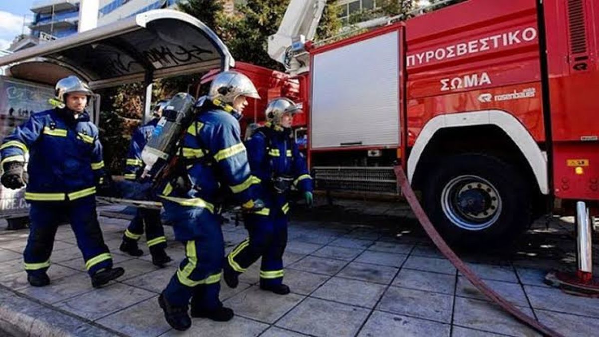 Πυροσβεστική επιχείρηση στον Πειραιά μετά από φωτιά σε διαμέρισμα