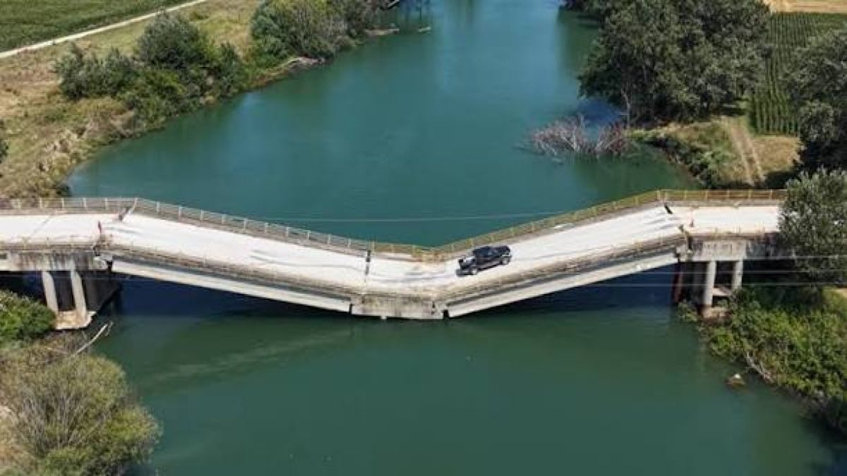 Βίντεο-σοκ από τη Λάρισα: Οδηγός περνά με αυτοκίνητο πάνω από κατεστραμμένη γέφυρα