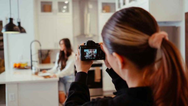 Έλεγχος της ΑΑΔΕ: «Καμπάνα» άνω των 70.000 ευρώ σε influencer για αναρτήσεις στο Instagram