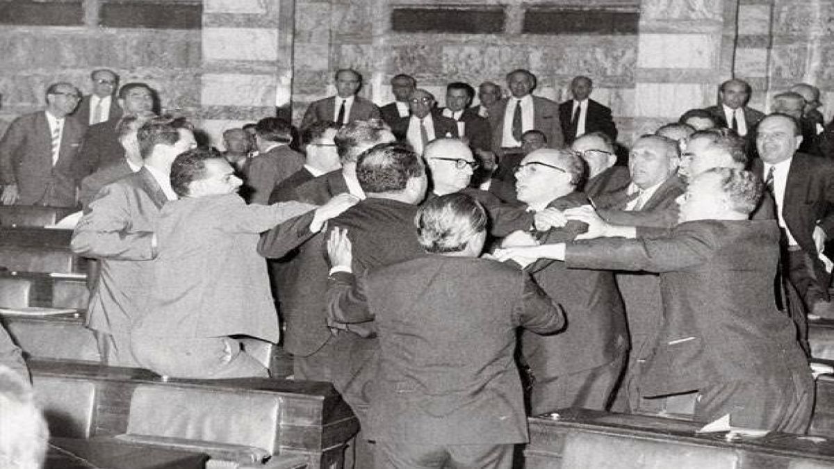 Ιουλιανά: Η ρήξη που οδήγησε τη χώρα στη θεσμική αποσταθεροποίηση