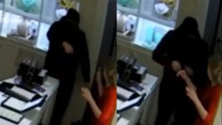 Σκληρό βίντεο από ληστεία στην Ιταλία: Η στιγμή που 72χρονος κοσμηματοπώλης πυροβολεί και σκοτώνει τους δύο κλέφτες