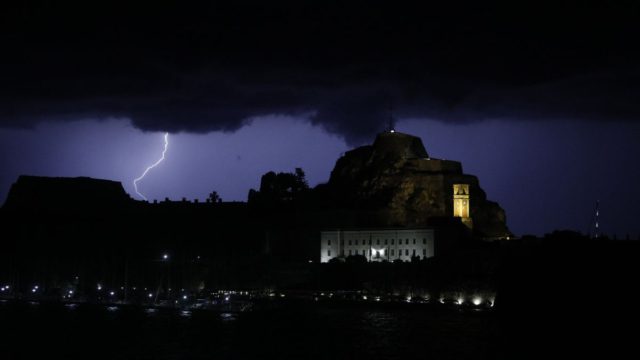Συναγερμός στη χώρα: Μπαράζ μηνυμάτων από το 112 για ισχυρές καταιγίδες και κεραυνούς τις επόμενες ώρες — «Περιορίστε τις μετακινήσεις σας» – Πού θα «χτυπήσει» η κακοκαιρία εξπρές και τι ισχύει για την Αττική