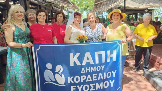 Ηλικιωμένη γυναίκα στα ΚΑΠΗ Κορδελίου ντύνεται νύφη και ετοιμάζεται να ανέβει τα σκαλιά της εκκλησίας