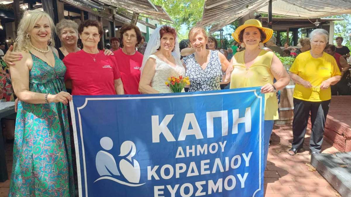 Ηλικιωμένη γυναίκα στα ΚΑΠΗ Κορδελίου ντύνεται νύφη και ετοιμάζεται να ανέβει τα σκαλιά της εκκλησίας