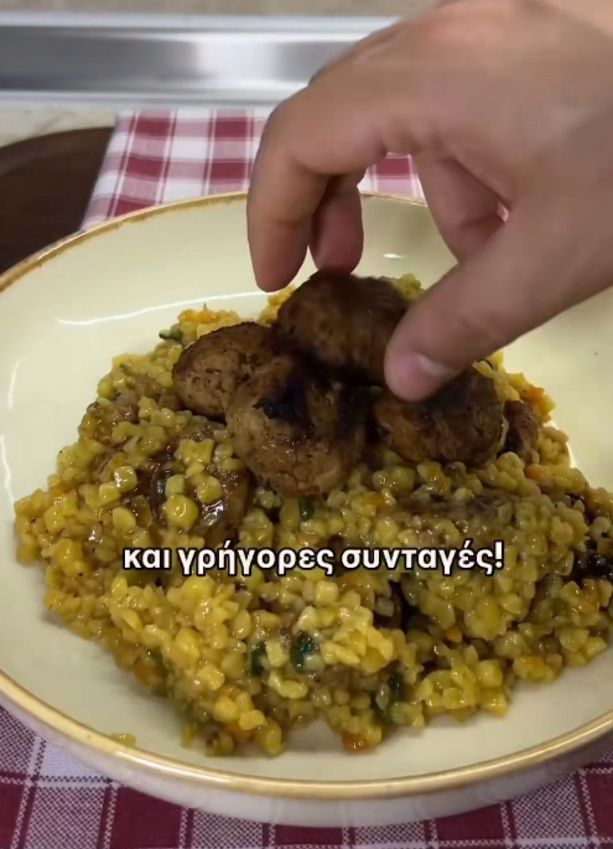 Αν ψάχνεις εύκολο και χορταστικό φαγητό, αυτά τα κεφτεδάκια με κους κους είναι η λύση