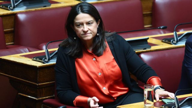 Το ανακοίνωσε η Κεραμέως για τις συντάξεις χηρείας: Καταργείται η περικοπή μετά την τριετία – Τι αλλάζει για χιλιάδες δικαιούχους