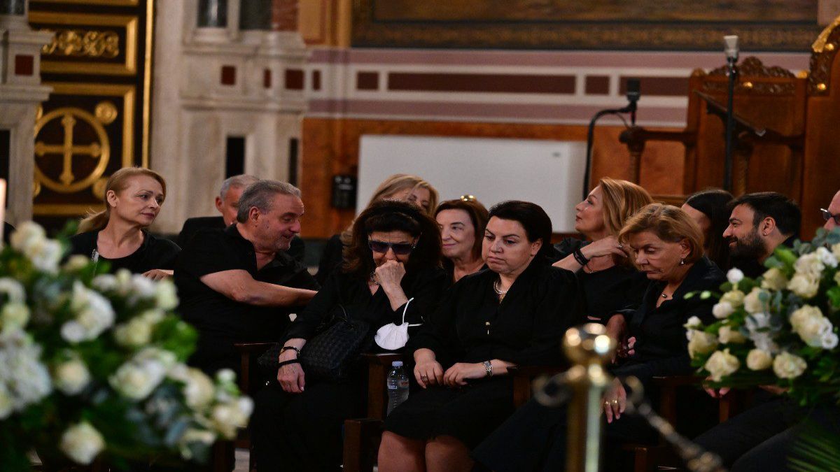 Κηδεία Μάρως Κοντού: Συγκίνηση, δάκρυα και μια απουσία που δεν πέρασε απαρατήρητη