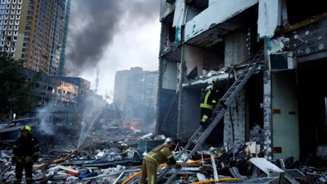 Φονική ρωσική επίθεση στο Κίεβο με 7 νεκρούς λίγο πριν την κρίσιμη Σύνοδο κορυφής του ΝΑΤΟ (Video)